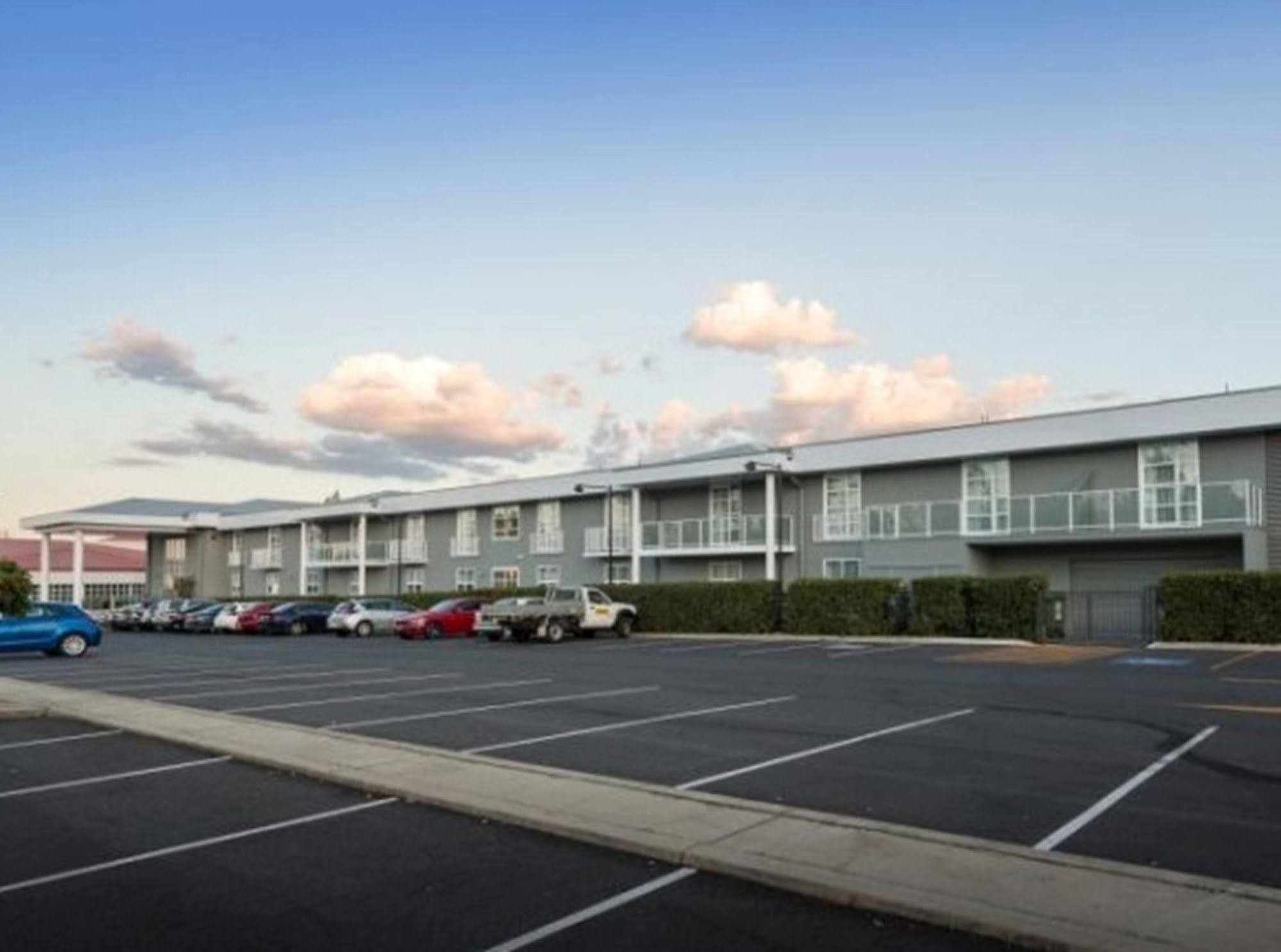 Abode Narrabundah Hotel Canberra Buitenkant foto